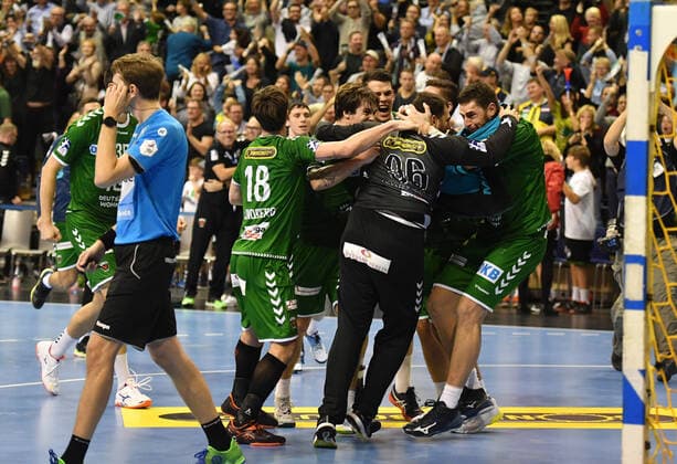 Mijajlo Marsenic Füchse , Jacob Tandrup Holm Füchse , Hans Lindberg Füchse , and others cheer Dejan Milosavljev Goalkeeper Füchse , after the Spiuel Füchse Berlin Rhein Neckar Löwen 1 Bundesliga, DKB Handballbundesliga, 2019 2020 Men, Men, Men, Handball, Germany, Max Schmeling Halle Berlin, 3 11 2019
