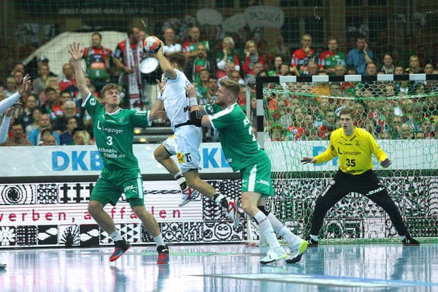 SC DHfK Leipzig vs. SC Magdeburg, Liqui Moly HBL, 03 11 19 Handball, 1 Bundesliga, Season 2019 2020, 11 Matchday SC DHfK Leipzig vs. SC Magdeburg on 03 11 19 in the Quarterback Immobilien Arena Leipzig Marko BEZJAK 25, SC Magdeburg with Ball vs. Franz SEMPER 3, SC DHfK Leipzig and Maciej GEBALA 28, SC DHfK Leipzig Copyright: xBEAUTIFULxSPORTS JanxKaeferx