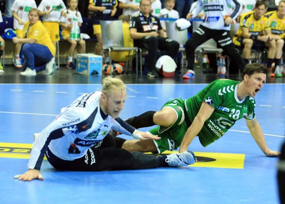 GER, DHB, 1 HBL, FUECHSE BERLIN VS Rhein Neckar Loewen 03 11 2019, Max Schmeling Halle, Berlin, GER, DHB, 1 HBL, FUECHSE BERLIN VS Rhein Neckar Loewen, DHB regulations prohibit any use of photographs as image sequences and or quasi video in picture Hans Lindberg Fuechse Berlin 18 , Mikael Appelgren Rhein Neckar Loewen 1 nordphotox xEngler nph00076