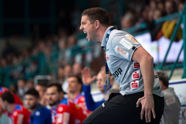 Minden, Germany 03 11 2019 1 Handball Bundesliga 2019 2020 GWD Minden vs HBW Balingen Weilstetten Jens Bürkle Trainer Balingen Minden North Rhine-Westphalia Germany Kampa Halle