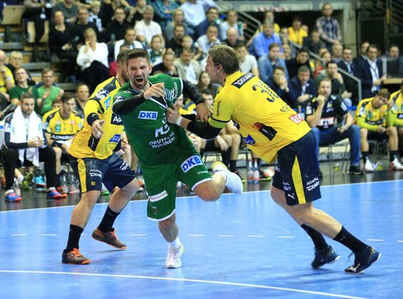 GER, DHB, 1 HBL, FUECHSE BERLIN VS Rhein Neckar Loewen 03 11 2019, Max Schmeling Halle, Berlin, GER, DHB, 1 HBL, FUECHSE BERLIN VS Rhein Neckar Loewen, DHB regulations prohibit any use of photographs as image sequences and or quasi video in picture Fabian Wiede Fuechse Berlin 3 , Jannik Kohlbacher Rhein Neckar Loewen 80 , Jesper Nielsen Rhein Neckar Loewen 36 nordphotox xEngler nph00076