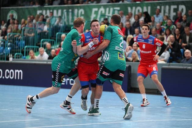 Jona Schoch HBW Balingen Weilstetten 22 against Magnus Gullerud TSV GWD Minden 21 left and Lucas Meister TSV GWD Minden 2 right GER, Handball, 1 Bundesliga, TSV GWD Minden against HBW Balingen Weilstetten, 03 11 2019 Minden Copyright: xStrohdiekx Eibner-Pressefotox EP_jsk