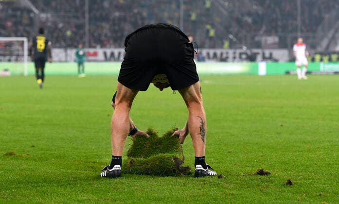 Bilder des Jahres 2019, Sport 11 November Sport Themen der Woche KW44 Sport Bilder des Tages Fussball, Bundesliga, Deutschland, Herren, Saison 2019 2020, 10. Spieltag, Merkur-Spiel-Arena Düsseldorf, Fortuna Düsseldorf, F95 (weiss) - 1. FC Köln (blau) 2:0; Axel Bellinghausen musste grössere Reparaturen am Platz vornehmen. DFL DFB REGULATIONS PROHIBIT ANY USE OF PHOTOGRAPHS AS IMAGE SEQUENCES AND OR QUASI-VIDEO. *** Football, Bundesliga, Germany, Men, Season 2019 2020, 10 Matchday, Merkur Spiel Arena Düsseldorf, Fortuna Düsseldorf, F95 white 1 FC Köln blue 2 0 Axel Bellinghausen had to make major repairs DFL DFB REGULATIONS PROHIBIT ANY USE OF PHOTOGRAPHS AS IMAGE SEQUENCES AND OR QUASI VIDEO