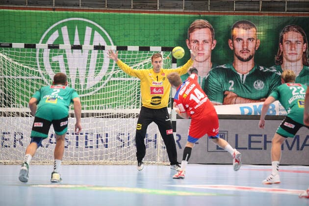 Oddur Gretarsson HBW Balingen Weilstetten 14 against Espen Christensen TSV GWD Minden 1 goal GER, Handball, 1 Bundesliga, TSV GWD Minden against HBW Balingen Weilstetten, 03 11 2019 Minden Copyright: xStrohdiekx Eibner-Pressefotox EP_jsk