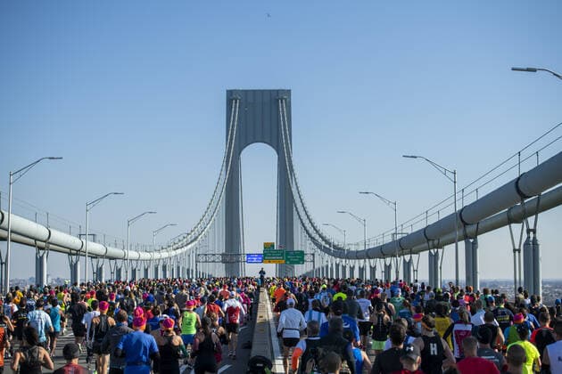 Sport Bilder des Tages Runners cross the Verrazano Bridge at the NYRR TCS New York City Marathon in New York City on Sunday, November 3, 2019. Over 50,000 runners from New York City and around the world will race through the five boroughs on a course that winds its way from the Verrazano Bridge before crossing the finish line by Tavern on the Green in Central Park.  NYP20191102515 COREYxSIPKIN