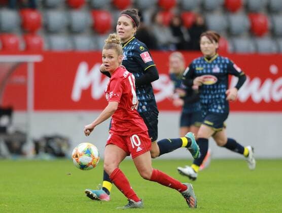 Linda Dallmann on ball FC Bayern Munich against Lucia Ondrusova Viktoria Cologne Womens football 1 BL 03 11 2019 Campus FC Bayern Munich FC Viktoria Cologne