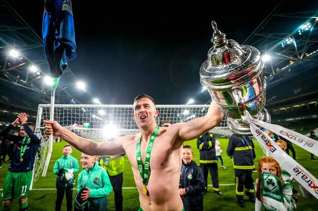Bilder des Jahres 2019, Sport 11 November Sport Themen der Woche KW44 Sport Bilder des Tages Extra.ie FAI Cup Final, Aviva Stadium. Lansdowne Rd, Co. Dublin 3 11 2019 Shamrock Rovers vs Dundalk Shamrock Rovers Aaron Greene celebrates with the trophy after the game Aaron Greene celebrates with the trophy after the game 3 11 2019  Copyright: x©INPHO OisinxKeniryx BSU22759