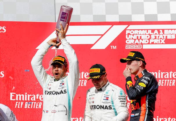 Sport Bilder des Tages Motorsports: FIA Formula One World Championship, WM, Weltmeisterschaft 2019, Grand Prix of United States, 44 Lewis Hamilton (GBR, Mercedes AMG Petronas Motorsport), 77 Valtteri Bottas (FIN, Mercedes AMG Petronas Motorsport), 33 Max Verstappen (NLD, Aston Martin Red Bull Racing), Austin United States of America