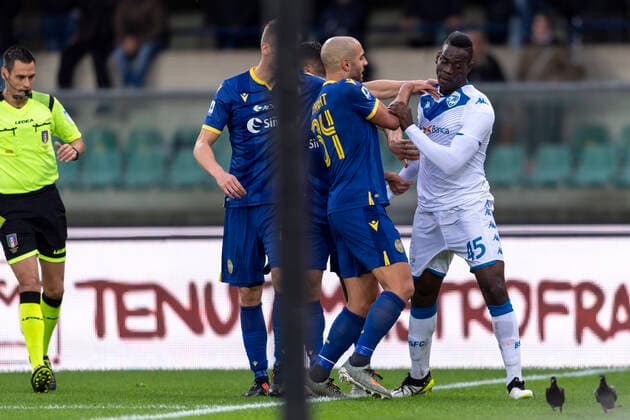 Bilder des Jahres 2019, Sport 11 November Sport Themen der Woche KW44 Sport Bilder des Tages Mario Balotelli (Brescia) Sofyan Amrabat (Hellas Verona)Anger over racist chants during the Italian Serie A match between Hellas Verona 2-1 Brescia at Marcantonio Bentegodi Stadium on November 03 , 2019 in Verona, Italy. Noxthirdxpartyxsales  (115752649)