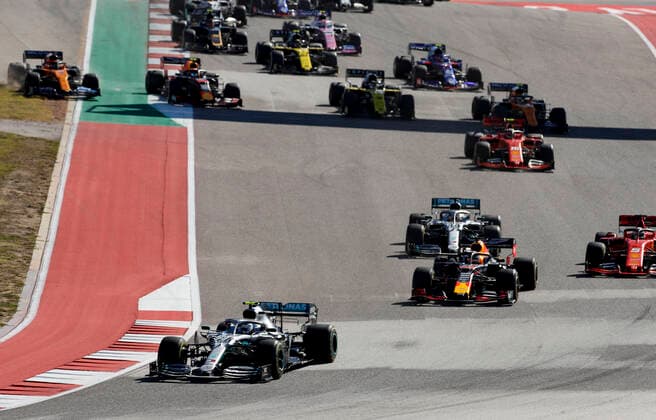 Motorsports: FIA Formula One World Championship, WM, Weltmeisterschaft 2019, Grand Prix of United States, Start, 77 Valtteri Bottas (FIN, Mercedes AMG Petronas Motorsport), 33 Max Verstappen (NLD, Aston Martin Red Bull Racing), 5 Sebastian Vettel (GER, Scuderia Ferrari Mission Winnow), 44 Lewis Hamilton (GBR, Mercedes AMG Petronas Motorsport), Austin United States of America