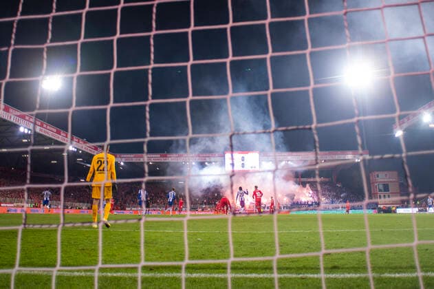 02 11 2019, xkvx, Soccer 1 Bundesliga, Union Berlin Hertha BSC Berlin emspor, v l Union Berlin and Hertha BSC Fans burn Pyro Pyrotechnics shoot down flares on the field Referee Deniz Aytekin interrupts the game DFL DFB REGULATIONS PROHIBIT ANY USE OF PHOTOGRAPHS as IMAGE SEQUENCES and or QUASI VIDEO Berlin