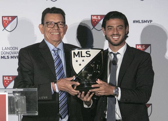 Sport Bilder des Tages November 4, 2019, Los Angeles, California, United States of America: Fernando Valenzuela presents Carlos Vela of the Los Angeles Football Club the 2019 Landon Donovan, MLS, Fussball Herren, USA MVP award at Banc of California Stadium in Los Angeles, California. JAVIER ROJAS PI Carlos Vela awarded MLS MVP - ZUMAp124 20191104_zaa_p124_057 Copyright: xJavierxRojas Pix