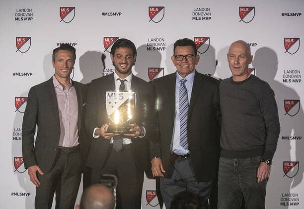 November 4, 2019, Los Angeles, California, United States of America: Carlos Vela of the Los Angeles Football Club, poses with (L-R) John Thorrington, Soccer Operations and General Manager of the LAFC, Pitcher, Fernando Valenzuela, Head coach, Bob Bradley after being awarded the 2019 Landon Donovan, MLS, Fussball Herren, USA MVP award at Banc of California Stadium in Los Angeles, California. JAVIER ROJAS PI Carlos Vela awarded MLS MVP - ZUMAp124 20191104_zaa_p124_069 Copyright: xJavierxRojas Pix