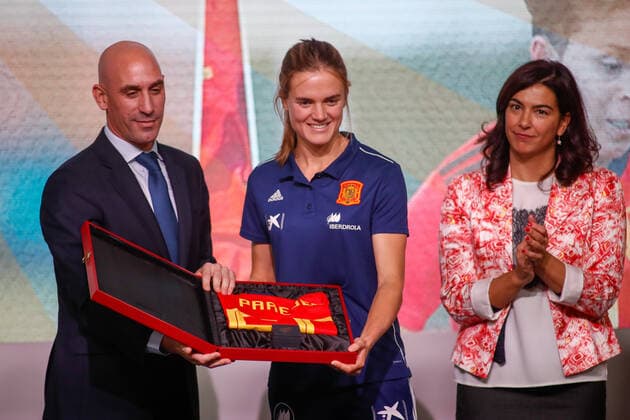 November 6, 2019, Las Rozas, MADRID, SPAIN: Luis Rubiales, President of the Spanish Federation of Football RFEF, give an Official T-Shirt of Spain Team and a Gold Medal to Irene Paredes during an act of Tribute to Women who made History in the women s football of the Spanish national team, Nationalteam at Ciudad Deportiva of Las Rozas on November 6, 2010, Madrid, Spain. Soccer:Tribute to Women s Football of Spain - ZUMAa181 20191106_zaa_a181_049 Copyright: xAFP7x