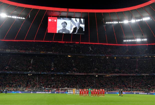Bilder des Jahres 2019, Sport 11 November Sport Themen der Woche KW45 Sport Bilder des Tages 06.11.2019, Fussball UEFA Champions League 2019 2020, Gruppenphase, 4.Spieltag, FC Bayern München - Olympiakos Piräus, in der Allianz-Arena München, Gedenken an die verstorbenen Bayern-Mitglieder, Norbert Eder, Rudolf Schels. ***DFL and DFB regulations prohibit any use of photographs as image sequences and or quasi-video.*** *** 06 11 2019, football UEFA Champions League 2019 2020, group stage, 4 matchday, FC Bayern München Olympiakos Piräus, in the Allianz Arena Munich, commemoration of the deceased Bayern members, Norbert Eder, Rudolf Schels DFL and DFB regulations prohibit any use of photographs as image sequences and or quasi video