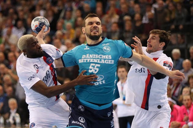 SG Flensburg Handewitt vs. Paris Saint German HB, Handball, EHF Champions League Group Phase, 06 11 19 Flensburg Michel Jurecki SG Flensburg Handewitt, 55 against Luc Abalo Paris Saint Germain HB, 19 and Viran Morros De Argila Paris Saint Germain HB, 23 Copyright: xBEAUTIFULxSPORTS MarioxM.xKobergx