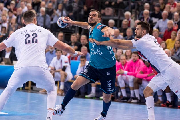 Flensburg s Michal Jurecki against ParisÂ s Luka Karabatic L and Nedim Remili R in the game SG Flensburg Handewitt against Paris Saint Germain in the seventh game of Group A of the EHF Champions League on 09 10 2010 in Flensburg Schleswig Holstein in the Flens Arena SG Flensburg Handewitt against HC PPD Zagreb Flensburg Schleswig Holstein Germany Copyright: xMartinxZiemerx xnordpoolx