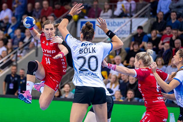 Ludwigsburg, Germany 06 November 2019 HBF 19 20 SG BBM Bietigheim vs Thueringer HC v li Karolina Kudlacz Gloc Bietigheim , Emily Bölk Boelk Thueringer HC , Maren Nyland Aardahl Bietigheim , Daphne Gautschi Bietigheim Ludwigsburg MHP Arena Baden Württemberg Germany