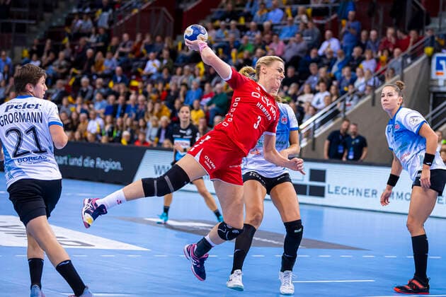 Ludwigsburg, Germany 06 November 2019 HBF 19 20 SG BBM Bietigheim vs Thueringer HC v li Ina Gromann Grossmann Thueringer HC , Maura Visser Bietigheim , Emily Bölk Boelk Thueringer HC Ludwigsburg MHP Arena Baden Württemberg Germany