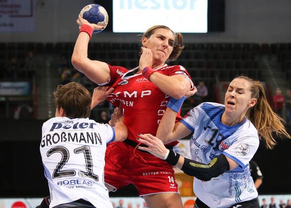 06 11 2019, Germany, Ludwigsburg, Handball Bundesliga Women, 6 Matchday, Season 2019 2020 SG BBM Bietigheim vs Thüringer HC v l Ina Grossmann THC , Karolina Kudlacz Gloc BBM , Iveta Koresova THC