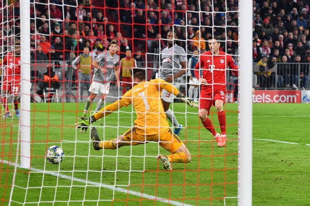 Robert LEWANDOWSKI Bayern Muenchen scores the goal to 1 0 against Jose SA Goalkeeper Olympiacos , Action, Scoring, Scoring Scene, Football Champions League, Group B, Group Phase, 4 Matchday, 06 11 2019 A L L I A N Z A R E N A DFL REGULATIONS PROHIBIT ANY USE OF PHOTOGRAPHS AS IMAGE SEQUENCES AND OR QUASI VIDEO