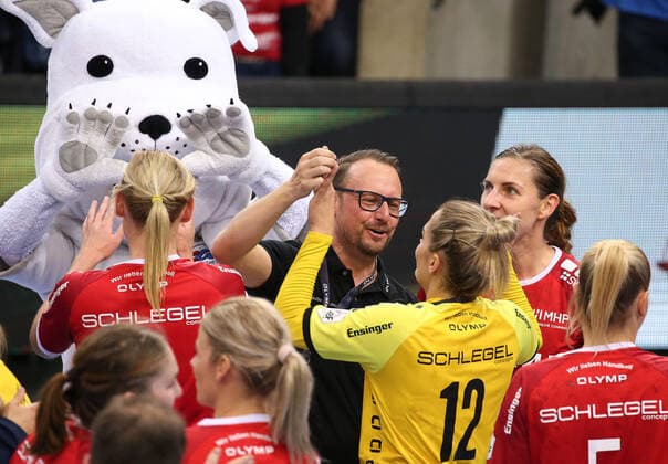 06 11 2019, Germany, Ludwigsburg, Handball Bundesliga Women, 6 Matchday, Season 2019 2020 SG BBM Bietigheim vs. Thüringer HC mitte v l BBM Trainer Martin Albertsen cheers with Dinah Eckerle BBM