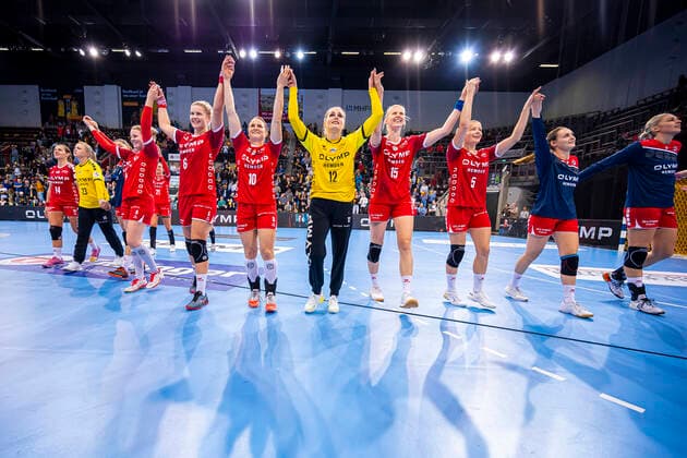 Ludwigsburg, Germany 06 November 2019 HBF 19 20 SG BBM Bietigheim vs. Thueringer HC the team of Bietigheim, final cheers final cheers emotion joy Ludwigsburg MHP Arena Baden Württemberg Germany