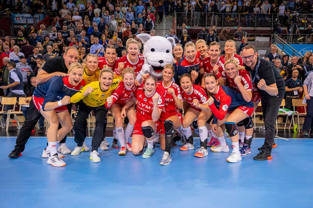 Ludwigsburg, Germany 06 November 2019 HBF 19 20 SG BBM Bietigheim vs. Thueringer HC the team of Bietigheim final cheer final cheer emotion joy Ludwigsburg MHP Arena Baden Württemberg Germany