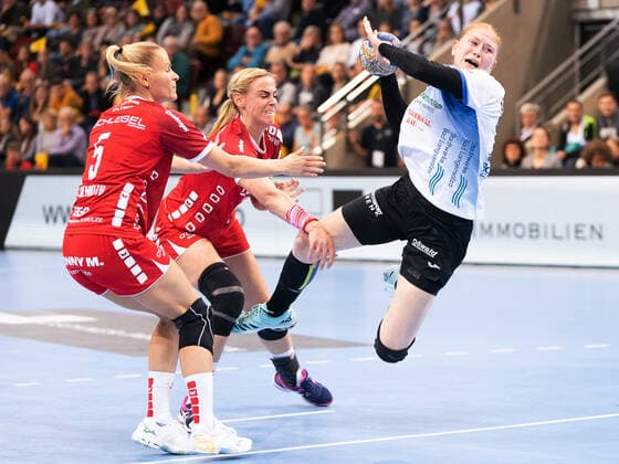 Meike Schmelzer Thüringer HC 13 against Maura Visser SG BBM Bietigheim 03 and Antje Lauenroth SG BBM Bietigheim 05 , SG BBM Bietighheim vs. Thüringer HC, Handball, Women, 1 Bundesliga, 06 11 2019 SG BBM Bietighheim vs. Thüringer HC, Handball, Women, 1 Bundesliga, 06 11 2019 Ludwigsburg Copyright: xEibner-Pressefotox EP_mst