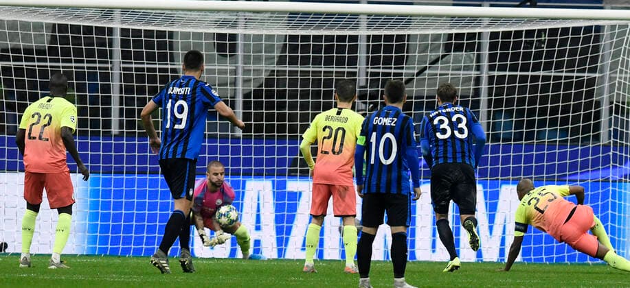 IPP20191106 Football - soccer: UEFA Champions League 2019 2020, Atalanta Bergamo - Manchester City, kyle walker para un tiro (Verwendung nur in Deutschland - GERMANY ONLY) *** IPP20191106 Football soccer UEFA Champions League 2019 2020, Atalanta Bergamo Manchester City, kyle walker para un tiro Use only in Germany GERMANY ONLY 