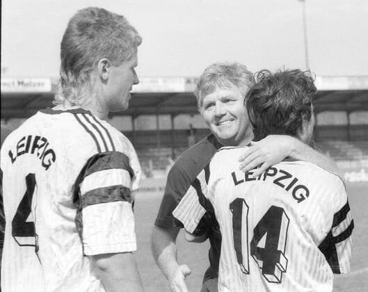 2 Soccer Bundesliga 1992 93 FC Remscheid VFB Leipzig 2 3 22 05 1993 Coach Jürgen Sundermann Leipzig embraces Gennadi Grischin after the final whistle Li Matthias Lindner HM