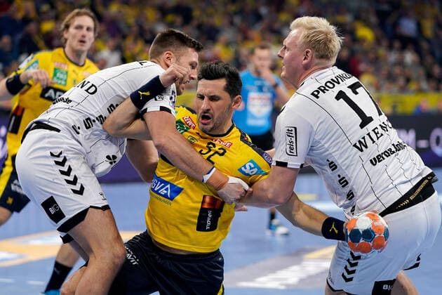 v li Harald Reinkind THW, 6 , Alexander Petersson RNL, 32 , Patrick Wiencek THW, 17 , Duel, duel, tackle, tackling, dynamics, action, action, 07 11 2019, Mannheim Germany , Handball, Bundesliga, Rhein Neckar Löwen THW Kiel xozx