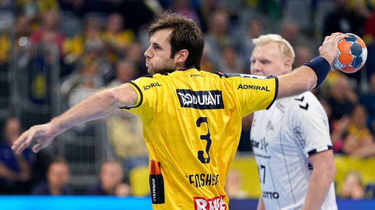 v li Uwe Gensheimer RNL, 3 , Patrick Wiencek THW, 17 , Siebenmeter, 7 Meter, Strafwurf, Spielszene, Action, Aktion, 07 11 2019, Mannheim Germany , Handball, Bundesliga, Rhein Neckar Löwen THW Kiel xozx