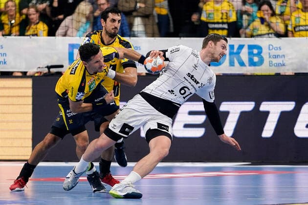 v left Alexander Petersson RNL, 32 , Ilija Abutovic RNL, 20 , Hendrik Pekeler THW, 61 , Duel, duel, tackle, tackling, dynamics, action, action, 07 11 2019, Mannheim Germany , Handball, Bundesliga, Rhein Neckar Löwen THW Kiel xozx