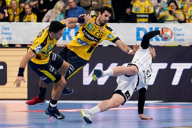v left Alexander Petersson RNL, 32 , Ilija Abutovic RNL, 20 , Hendrik Pekeler THW, 61 , Duel, duel, tackle, tackling, dynamics, action, action, 07 11 2019, Mannheim Germany , Handball, Bundesliga, Rhein Neckar Löwen THW Kiel xozx
