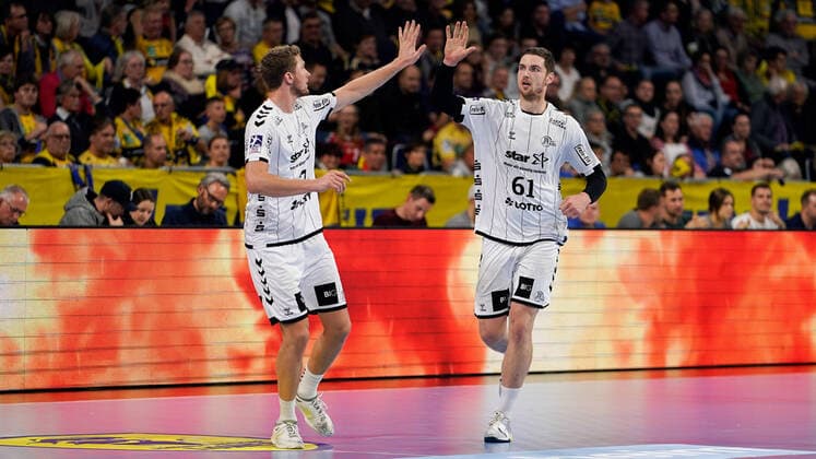 v li Magnus Landin Jacobsen THW, 7 , Hendrik Pekeler THW, 61 , cheer about a goal, cheer, goal jubilation, goal success, celebrate the goal, goal, celebration, cheer about the goal, optimistic, game scene, highlight, action, action, 07 11 2019, Mannheim Germany , Handball, Bundesliga, Rhein Neckar Löwen THW Kiel xozx