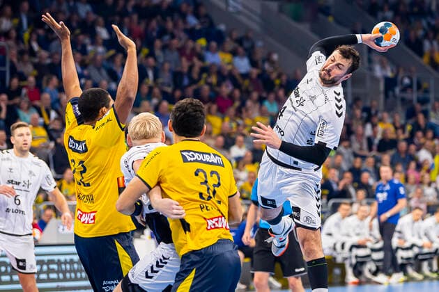 Mannheim, Germany 07 November 2019 HBL 19 20 Rhein Neckar Löwen vs THW Kiel v li Mads Mensah Larsen Loewen , Patrick Wiencek THW Kiel , Alexander Petersson Loewen , Domagoj Duvnjak THW Kiel Mannheim SAP Arena Baden Württemberg Germany