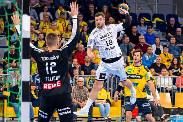 Mannheim, Germany 07 November 2019 HBL 19 20 Rhein Neckar Löwen vs THW Kiel v li Torhueter Andreas Palicka Loewen , Niclas Ekberg THW Kiel , Uwe Gensheimer Loewen Mannheim SAP Arena Baden Württemberg Germany