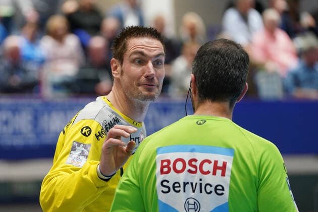 GER, 1 HBL Men, Bergischer HC vs. HC Erlangen 07 11 2019, Klingenhalle, Solingen, GER, 1 HBL Men, Bergischer HC vs. HC Erlangen, in picture shows Carsten Lichtlein Goalkeeper HC Erlangen 1 , discussed with the referee nordphotox xMeuter nph00351