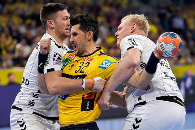 v li Harald Reinkind THW, 6 , Alexander Petersson RNL, 32 , Patrick Wiencek THW, 17 , Duel, duel, tackle, tackling, dynamics, action, action, 07 11 2019, Mannheim Germany , Handball, Bundesliga, Rhein Neckar Löwen THW Kiel xozx