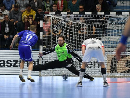Lucas Puhl 12 TuS Ferndorf 7 meter duel against Marvin Sommer 17 , VfL Gummersbach TuS Ferndorf, men, 2 league, Liqui Moly Handball Bundesliga, 11 matchday, 07 11 2019, VfL Gummersbach TuS Ferndorf, handball, Liqui Moly 2 handball Bundesliga, men, 2019 20 Gummersbach Copyright: xAugstx xEibner-Pressefotox EP_jat