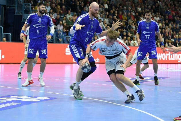 Mattis Michel 17 TuS Ferndorf , wins against Alexander Becker 45 VfL Gummersbach, VfL Gummersbach TuS Ferndorf, Men, 2 League, Liqui Moly Handball Bundesliga, 11 Matchday, 07 11 2019, VfL Gummersbach TuS Ferndorf, Handball, Liqui Moly 2 Handball Bundesliga, Men, Season 2019 20 Gummersbach Copyright: xAugstx xEibner-Pressefotox EP_jat