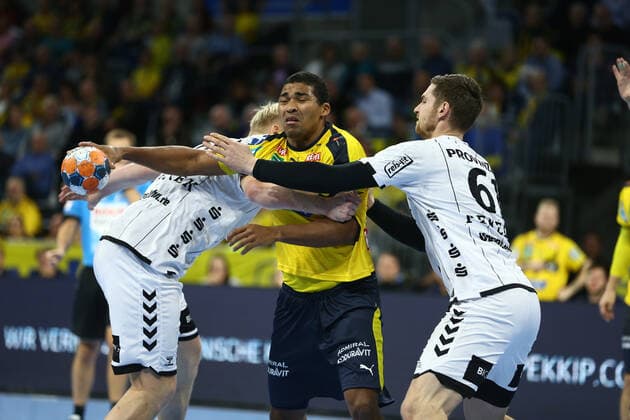 Mads Mensah Rhein Neckar Loewen in duel with Patrick Wiencek THW Kiel and Hendrik Pekeler THW Kiel , Rhein Neckar Loewen vs THW Kiel, LIQUI MOLY Handball Bundesliga, 07 11 2019 Photo Eibner Rhein Neckar Loewen vs THW Kiel, DKB Handball Bundesliga, 21 04 2019 Mannheim Copyright: xNeisx Eibner-Pressefotox EP_ans
