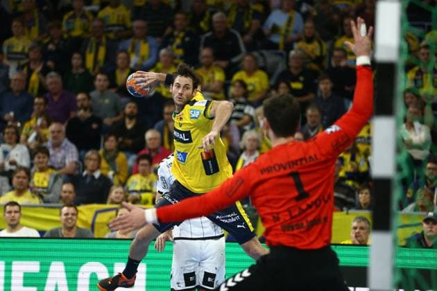 Uwe Gensheimer Rhein Neckar Loewen meets Niklas Landin Jacobsen THW Kiel, Rhein Neckar Loewen vs. THW Kiel, LIQUI MOLY Handball Bundesliga, 07 11 2019 Photo Eibner Rhein Neckar Loewen vs. THW Kiel, DKB Handball Bundesliga, 21 04 2019 Mannheim Copyright: xNeisx Eibner-Pressefotox EP_ans
