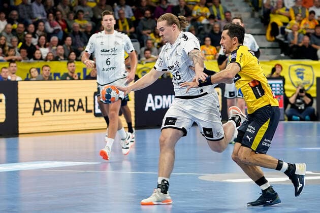 v li Lukas Nilsson THW, 65 , Alexander Petersson RNL, 32 , duel, game scene, duel, duel, tackle, tackling, dynamics, action, action, 07 11 2019, Mannheim Germany , handball, Bundesliga, Rhein Neckar Löwen THW Kiel xozx