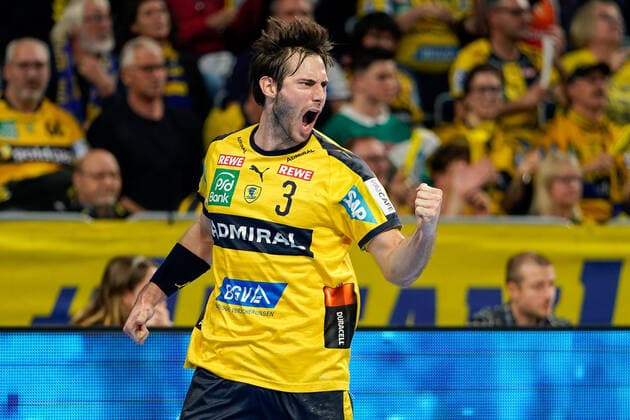 goal scorer Uwe Gensheimer RNL, 3 , cheers on a goal, jubilation, goal jubilation, goal success, celebrate the goal, goal, celebration, jubilation about the goal, optimistic, game scene, highlight, single picture, action, action, 07 11 2019, Mannheim Germany , handball, Bundesliga, Rhein Neckar Löwen THW Kiel xozx