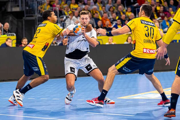 Mannheim, Germany 07 November 2019 HBL 19 20 Rhein Neckar Löwen vs THW Kiel v left in the duel Mads Mensah Larsen Loewen , Harald Reinkind THW Kiel , Gedeon Guardiola Loewen Mannheim SAP Arena Baden Württemberg Germany