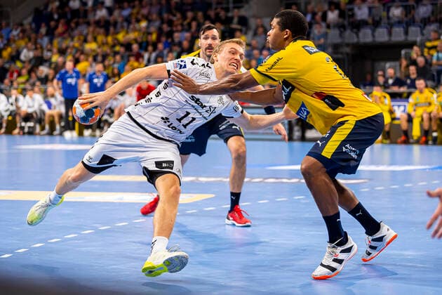 Mannheim, Germany 07 November 2019 HBL 19 20 Rhein Neckar Löwen vs THW Kiel v li Gisli Thorgeir Kristjansson THW Kiel , Mads Mensah Larsen Loewen Mannheim SAP Arena Baden Württemberg Germany