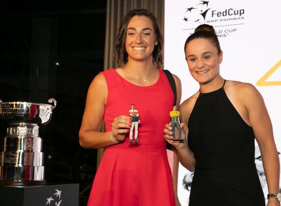 TENNIS FED CUP OFFICIAL DINNER, Caroline Garcia and Ash Barty hold the gifts the teams gave each other during the 2019 Fed Cup Final Dinner at the State Reception Centre in Perth, Thursday, November 7, 2019. ( NO ARCHIVING, EDITORIAL USE ONLY, NO USE IN BOOKS WITHOUT CONSENT PERTH WA AUSTRALIA  Copyright: xFIONAxHAMILTONx 20191108001431433088