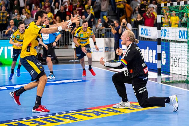 Mannheim, Germany 07 November 2019 HBL 19 20 Rhein Neckar Löwen vs THW Kiel Ilija Abutovic Loewen , Goalkeeper Mikael Appelgren Loewen Final Cheers Final Cheers Emotion Joy Mannheim SAP Arena Baden Württemberg Germany